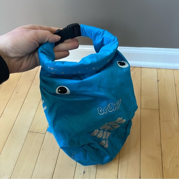 Trunki PaddlePak Kid’s Water-Resistant Backpack Bag Blue Fish Pockets - Picture 4 of 5